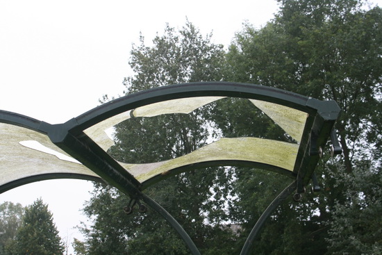 Trouwens, erg droog houden de 'hangers' het hier niet..... En waar is het bankje gebleven??!