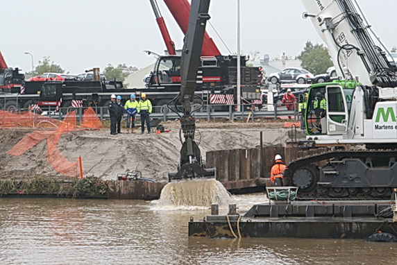 De laatste baggerbeurt is bezig, hierna moet het toch tot verzinken komen. De bobo's en de omstanders hebben nu lang genoeg in spanning gezeten, het loopt al naar de middag....