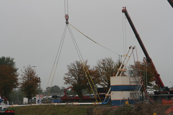 Hierom gaat het, het rechter uiteinde van de tweelingbuis. Die uiteinden moeten worden aangesloten op de buizen aan de landzijde. Deze kant wordt getild door de Mammoetkraan van Wagenborg.