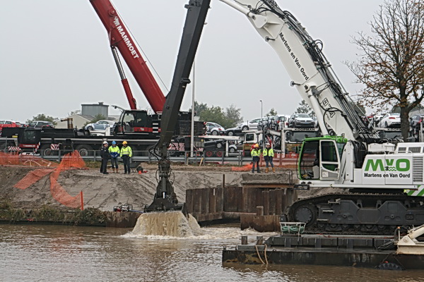 Baggeren voor de zoveelste keer, aan het noordeinde van de sleuf waarin de tweelingbuizen moeten worden verzonken.  Dat alles ten behoeve van de scheepvaart op de belangrijke vaarweg Lemmer-Delfzijl.
