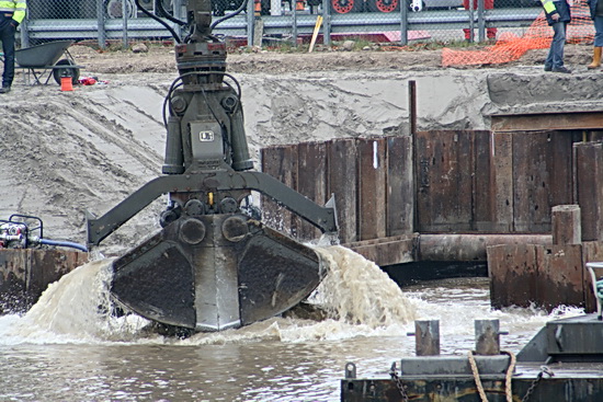Hard en secuur werken, dat baggeren, maar het is ook een machtig mooi gezicht! Zou het resultaat nu positief zijn?