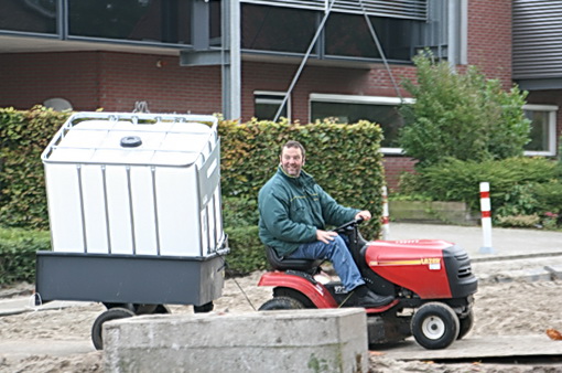 Kijk, gespecialiseerde koerier in klein vervoer, Herman Helmus (de helm zit al in de naam....) keert terug met een expresse-vracht....