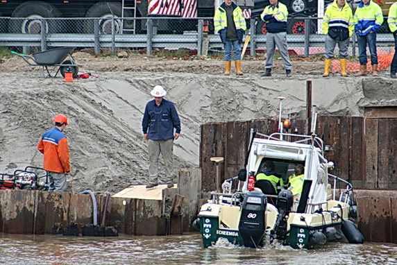 De Geo Spider met het peilteam komt een kijken nemen bij het noordelijke sleufeinde. Zouden ze nu tot een positief advies komen wat betreft de verzinking? 