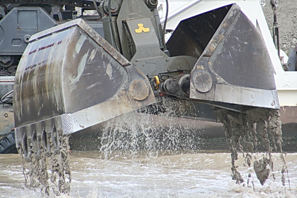 Vervolgens wordt de happer aan het eind van de arm gereinigd in het kanaalwater. Kan schoon gaan rusten.....