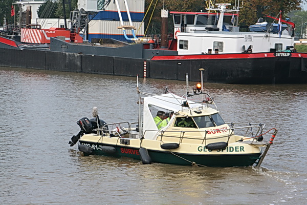 Nog steeds drijft de Geo Spider met het peilteam midden op het kanaal. Gaat het nou gebeuren? Spanning in de lucht, maar ook opklaringen....