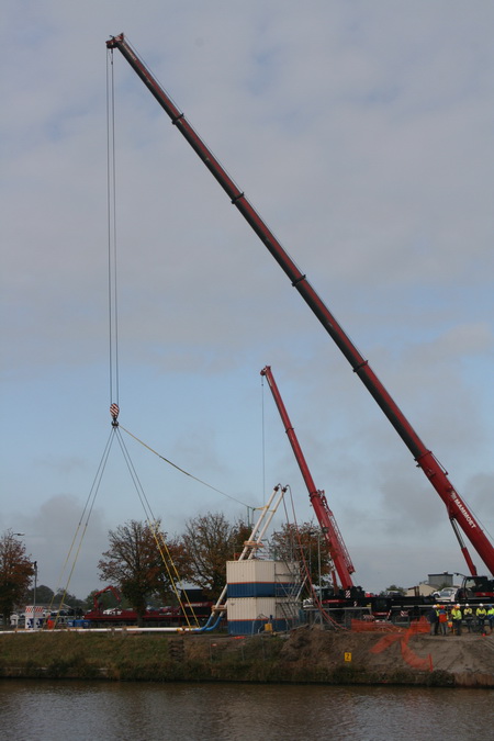 Aan de kant van het kanaal merk je dat de toeschouwers danig op de proef worden gesteld. Sommigen haken, maar de meesten blijven, al of niet met camera of telefoon kiekend.