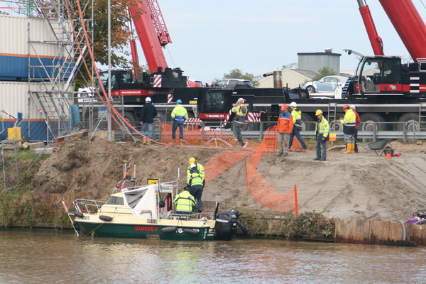 Ja!!! De verzinkingshow gaat daadwerkelijk beginnen, er is goedkeuring van "hogerhand' (Wie dat dan ook zijn mogen...) Je ziet dat iedereen aan de overkant zich van zijn eigen taak bewust is. Aan de slag!