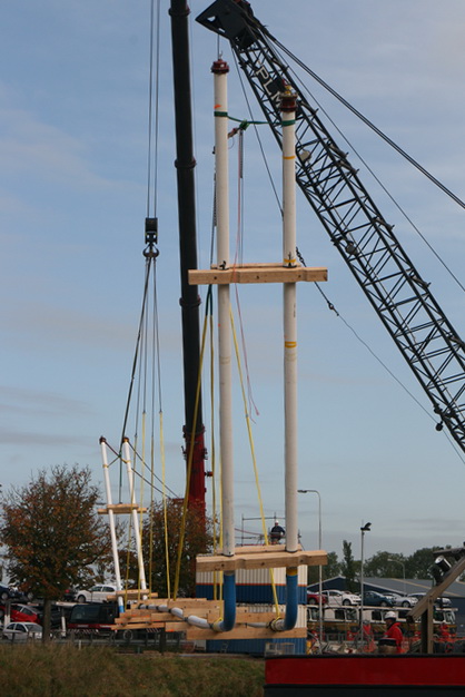 Zo liggen de buizen over het Van Starkenborghkanaal. Nu nog een stukje opschuiven naar het oosten, precies boven de sleuf. Nauwkeurigheid geboden!