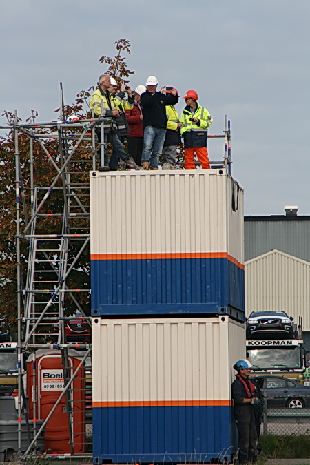 De VIP-tribune op het westelijke containerblok leeft en fotografeert mee...