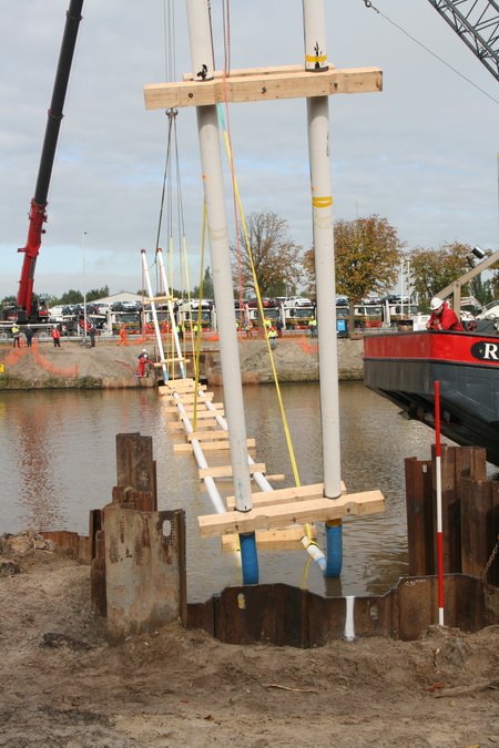 Hier sta ik precies achter de buizen. Moest wel tussen de tralies van het hekwerk door fotograferen....