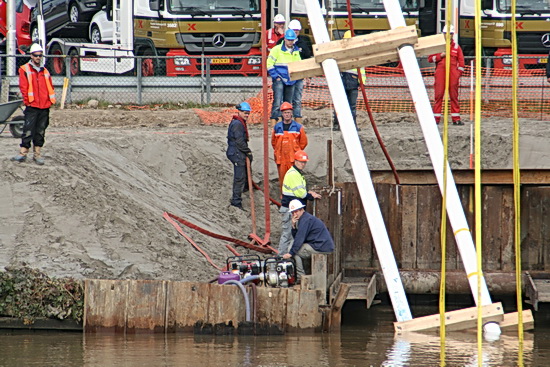 Ja, bij dat noordeinde gaat het niet zo soepeltjes. Pompen stopzetten? IJzeren balk verschuiven? Drukker geven met de grijperschep?