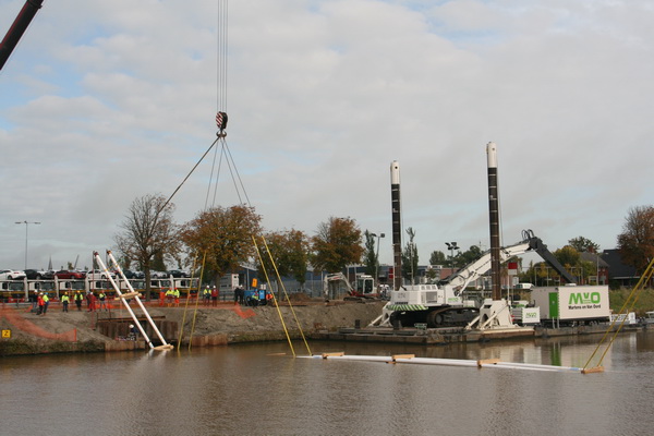 Hier waren we gebleven, de verzinking stagneert pal na de middag. Het noordelijke eind doet niet wat het gewillig zou moeten doen: Recht liggen en keurig op zijn plaats zakken...
