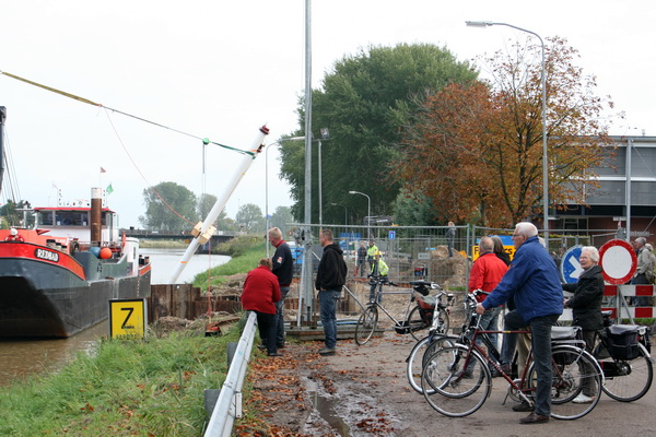 Het publiek aan de zuidkant van de verzinking blijft het gebeuren geboeid gadeslaan, al zijn de rijen iets uitgedund. 