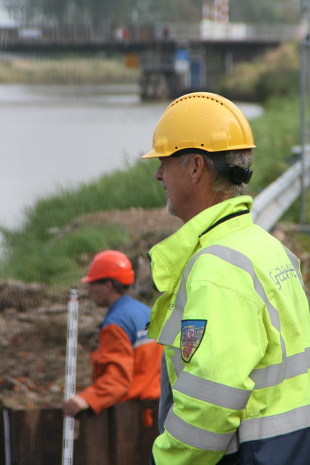 Twee schaarse medewerkers aan de zuidkant kijken belangstellend (en soms met pretoogjes) naar het tafereel aan de overkant. Aan de zuidkant ligt het probleem niet....
