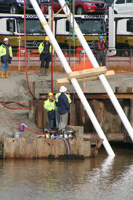 Vlonderoverleg. Wat nu? Twee Gasuniemensen tegen een ???? Met praten schiet je niet zoveel op, daadkracht....