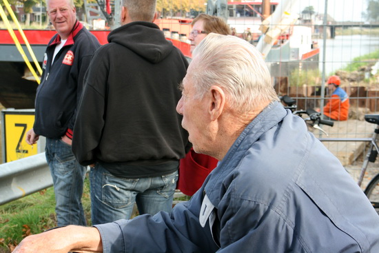 Ex-WAPROG-man Ep Homan ziet alles met lede ogen (en open mond) aan. "Loaten ze de hannen mor es oet de buutsen hoalen.... Mor ja, din worden ze mui..."