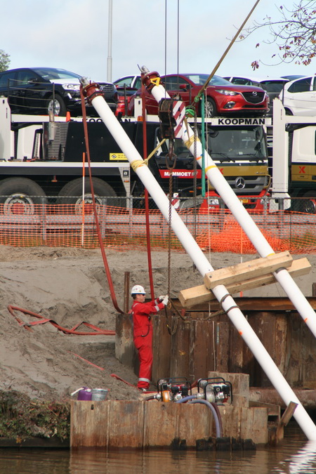 Daar gaat iemand in een rood overall over... Vastmaken, trekken, maar de boel wel heel laten.....