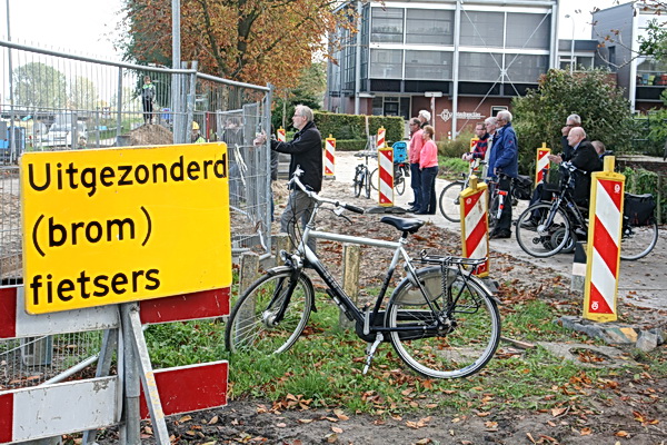 Het blijft boeiend voor de diehards onder de toeschouwers. Ze weten van geen wijken, of ze wonen in de buurt.... 