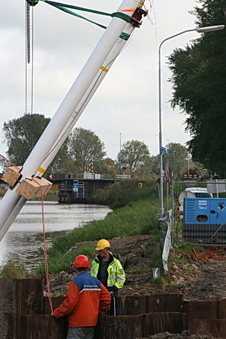 De twee betrokkenen aan de zuidkant praten even bij: "Zou het goed komen of moet de hele operatie overnieuw?" 