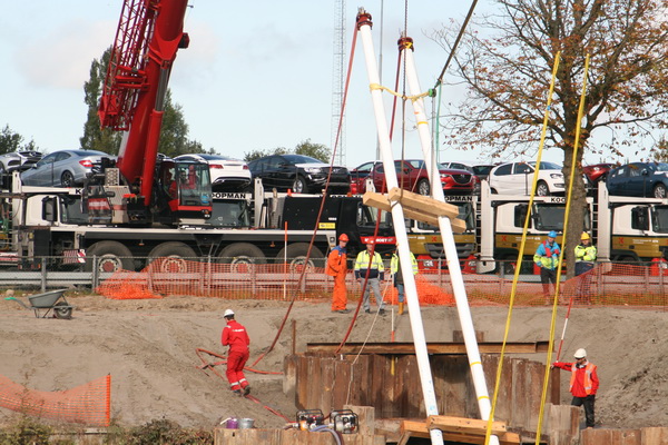 De plek waar de divers gekleurde overalls nog steeds in de clinch liggen met het noordeinde van de tweelingbuizen.