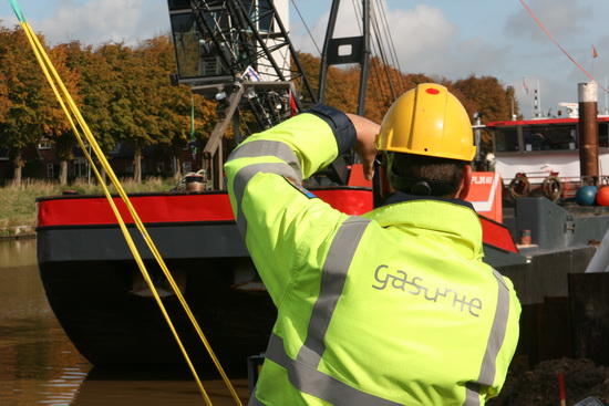 De Gasunie-attaché op de zuidelijke oever heeft volop de gelegenheid foto's te knippen. De gelegenheid wordt benut.