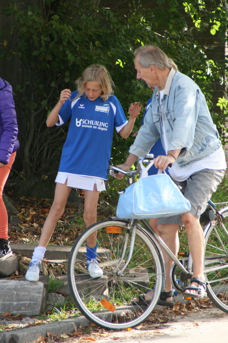 In de neutrale zone tussen het strijdgewoel op het korfbalveld en de verzinkingspogingen bij het kanaal heeft pa Paul een verhelderend gesprek met dochterlief. (Die zo te zien de armen ten hemel heft over zoveel onbegrip....)