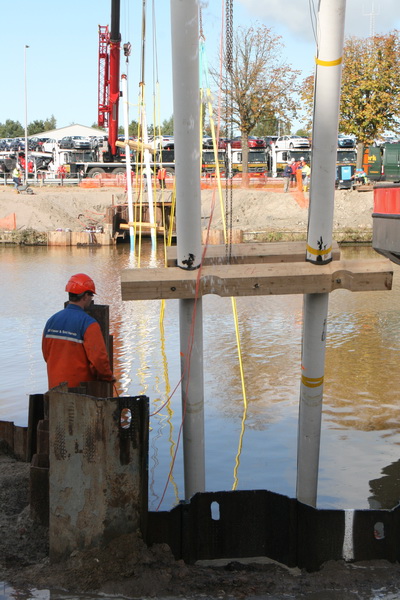 De eenzame kabelaar aan de zuidkant slaat "het gedoe" aan de noordkant gade. Zo te zien lukt het verzinken nu beter!