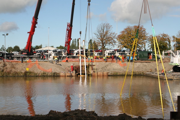 Kijk eens aan, de tweelingbuizen liggen al ruim onder water, dat geeft de werkers en de toeschouwers moed om door te gaan....