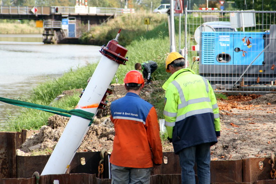 De zuidelijke uiteinden van de buizen zijn al flink gezakt. Helaas kan ik niet zien wat zij zien, de hekken houden mijn nieuwsgierige blik op afstand....