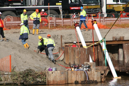 Zo te zien, is er iets besloten.... Bewegende mensen betekenen: Volgende stap! (Ook als er veelvuldig wordt getelefoneerd! Of doen ze alsof? Luisteren ze muziek?)