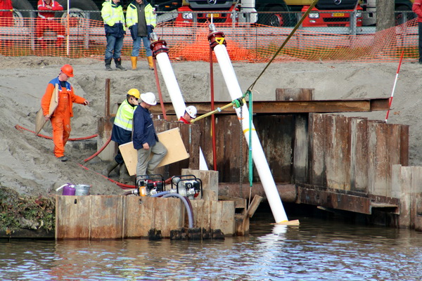 Nieuwe poging het noordelijk deel van de tweelingbuizen beter te doen verzinken. Twee vlonders in aantocht.... Wat gaat ermee gebeuren?