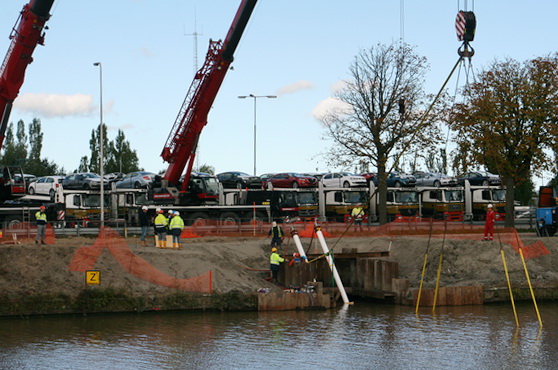 Aan het licht (en de belichting) kun je merken dat de dag vordert. Het is twee uur 's middags geweest. Vijf uur zo goed als onafgebroken de verzinking gevolgd, met eigen ogen en met de camera....