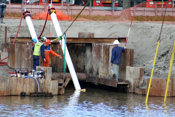 Daar staat een praktijkman in oranje overall uitleg te geven. Om uit de impasse te komen? "Als we nou eens....."