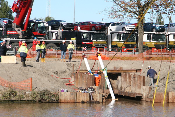 Er is toch iets gaande, maar wat??! Jammer dat er geen omroepinstallatie is met uitleg van een Gasunie-PRman....