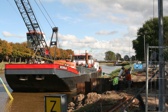 Hier aan het zuidelijke eind zijn de uiteinden van de dubbele buis al aardig gezonken. Of dalen ze hier te snel???!