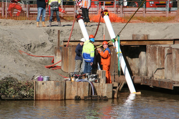 Nog steeds interdisciplinair overleg (Drie verschillende jasjes... En helmen....) Er zijn toch wel veel woorden nodig om die tweelingbuizen op hun juiste plek te krijgen....