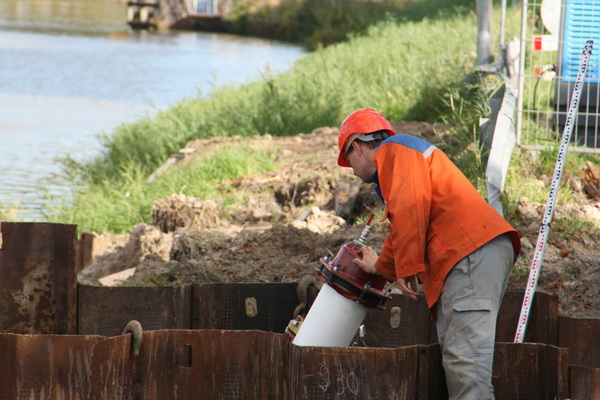 De rooskleuriger situatie aan de zuidkant. Houdt de man in het oranje de zinkende uiteinden extra in de gaten? Helpt hij een handje, probeert hij de buizen voor een te snelle daling te behoeden?