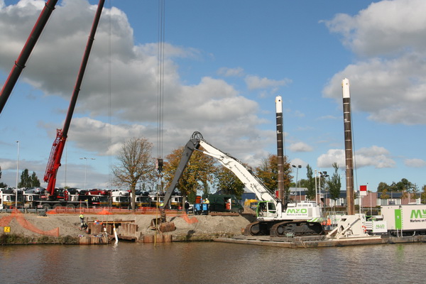Even weer een completer plaatje van de noordkant. De twee Mammoetkranen, het werkeiland Dongeoord en daartussen de verzinkingsplek. Wordt de witte kraan van Martens en Van Oord weer ingeschakeld?