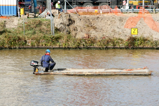 Een 'blauwe' werknemer spoedt zich met het noodveer naar de zuidkant. Vaart er toch nog iets wel....