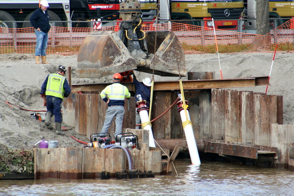 Aha, ze gaan de happer met touwen aan de buizen vastmaken. Iets naar voren? Of omhoog? Opzij?