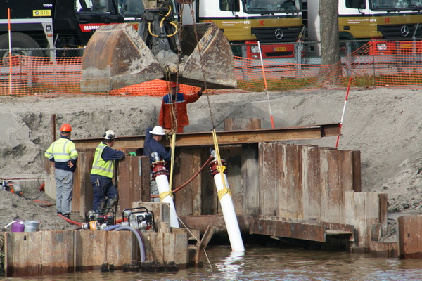 Zit het goed vast??! Nu heel voorzichtig....Kalm aan..... Gespannen aandacht van dichtbij en veraf... Lukt het nu???! Het is 14.41 uur....