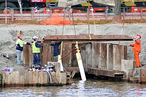 ... verder naar voren/achteren gelegd, richting kanaal. Geeft waarschijnlijk meer speling aan de zakkende buizen. (Lekenvisie...)