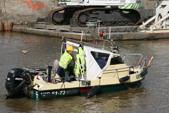 Zie, de peilboot komt ook weer aangedreven, uitgedeind. Functie? Of is het pure interesse?