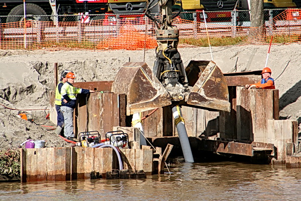Kijk eens, de baggerspecialist kan met zijn happer nog meer kunstjes doen. Wat krijgen we nou???!!