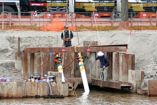 De uiteinden van de buizen zijn met kettingen (en katrollen?) aan de ijzeren ligbalk bevestigd.
