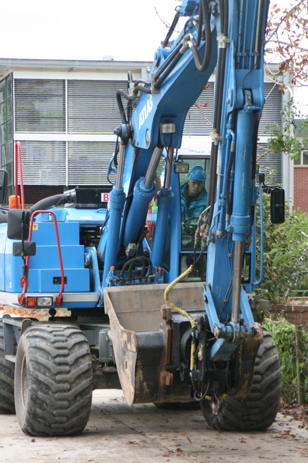 Daar komt een blauwe kraan aangereden. Nee, niet als hulpmiddel bij het korfballen, ook niet om op een speciale wijze een sponsorcontract te tekenen bij Zunobri. (Al passen qua kleur de GMB en Zunobri wel bij elkaar...)