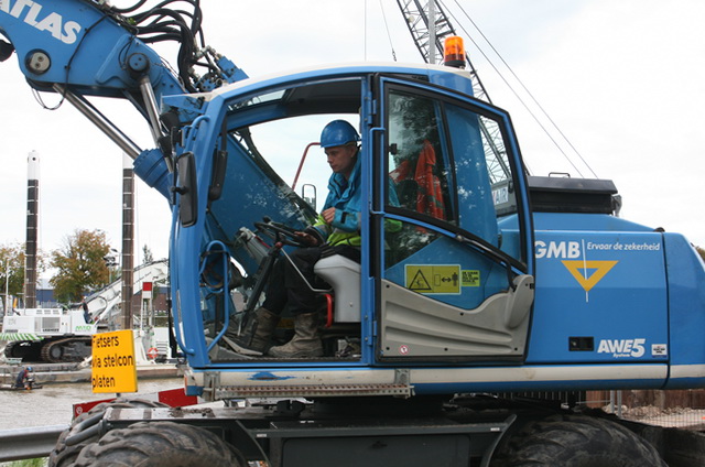 De Gasunie en Enexis gaan de GMB-zekerheid ervaren voor wat betreft het verplaatsen van een ligbalk bij de zuidoever. "Fotograaf, wilt u even aan de kant gaan?"