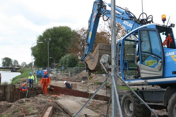 Het is vijf over drie. Ruim zes uur volg ik de verrichtingen van de diverse verzinkeraars... En het verveelt me nog niet, al word ik wel wat stijver.... (Dat dagje ouder worden doet zich gelden). De ijzeren balk moet boven de zuidelijke inham een ligplek krijgen.