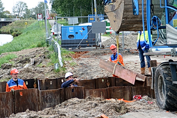 Enkele aanwijzingen nog van nabije deskundigen en dan kunnen de uiteinden van de tweelingbuizen ook hier met kettingen worden bevestigd.
