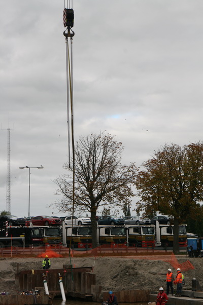 Losse kettingen van een van de Mammoetkranen, de klus is bijna geklaard. Kwart over drie, het licht wordt schaarser....